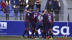 Los jugadores del Huesca celebran un gol al Lugo