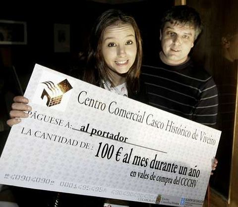 Sara S�nchez V�zquez tambi�n muestra el tal�n simb�lico.