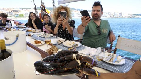 El cocinero mostró el lubrigante a los comensales antes de cocinarlo