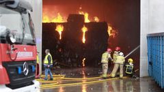Ardieron pacas de cart�n que dificultaban controlar el fuego.