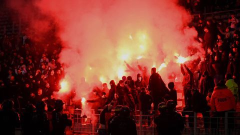 Hinchas radicales del Olympique de Lyon encienden y lanzan bengalas durante un partido de copa contra el PSG, que hubo de suspenderse por los riesgos de las acciones violentas de los �hooligans�, tambi�n de los parisinos, en una imagen de archivo.