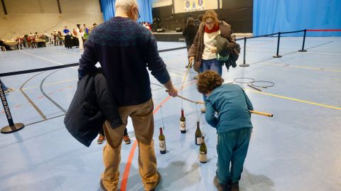 Juegos populares en el pabelln por el Da de Narn.