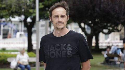 Neftal� Platas abandon� los estudios a los 16 y con 43 sac� plaza como profesor