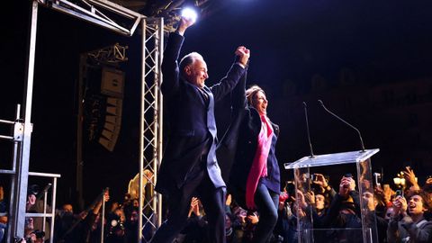 La alcaldesa saliente Anne Hidalgo celebra con su sucesor y, hasta ahora, n�mero dos, Emmanuel Gr�goire