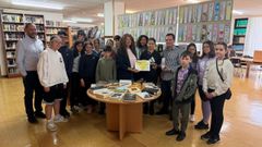 La edila Nucha Bri�n y el bibliotecario Xo�n Fern�ndez le entregaron el premio a Sabela, que estuvo rodeada de compa�eros.