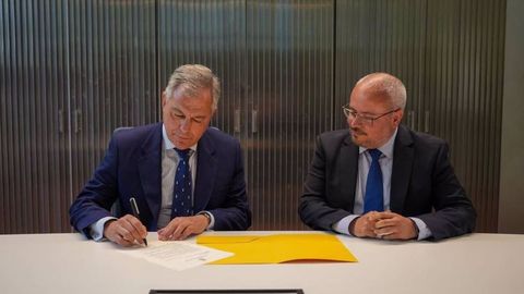 El alcalde de Ribadavia, Csar Fernndez, y presidente de la Red deJuderas, en una imagen del pasado mayo cuando el alcalde de Sevilla, Jos Luis Sanz , solicit su incorporacin a la red.