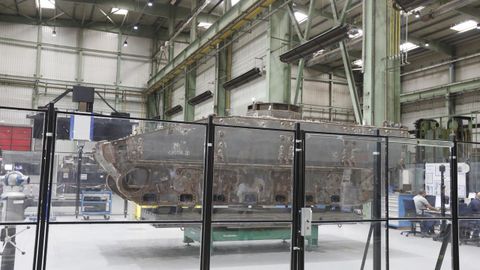 Un operario trabaja en el interior de la f�brica General Dinamics, a 9 de septiembre de 2022, en Trubia,
