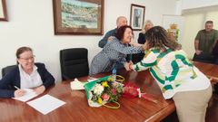 Cecilia P�rez, felicitada al t�rmino del pleno en el que present� su dimisi�n como alcaldesa de El Franco para ser delegada del Gobierno en Asturias