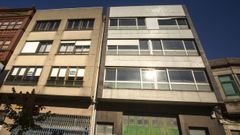 Algunas viviendas vac�as, ayer, en una calle del casco urbano de Carballo