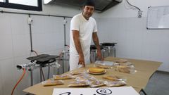 Eloy Ameneiros, en el obrador donde elabora cada madrugada varias docenas de freix�s