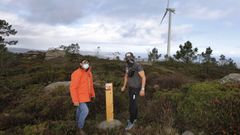 De Bares a Burela desde O Cunqueiro. Manuel Insua y Pedro Esmor�s, comuneros e impulsores del circuito, en la baliza colocada en el alto do Cunqueiro, a unos 400 metros de altura, y desde el que se divisa la costa entre Bares y Burela. Aunque est� pr�ximo al semilleiro, poca gente lo conoce