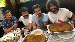 Los miembros de Izal comiendo cachopo en Asturias