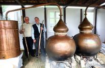 Uno de los cl�sicos de la fiesta es la demostraci�n de destilado por cuenta de los ca�eiros locales. 