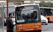Los buses manten�an ayer su parada de salida en Correos, de donde salen desde hace meses.
