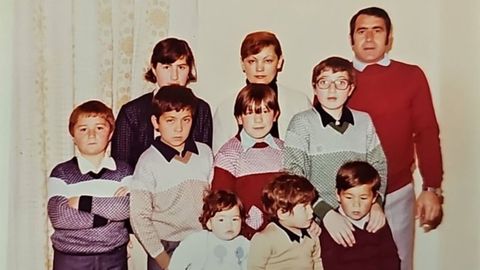 Esther Llamazares, candidata del PP a la alcald�a de Avil�s, de ni�a junto a su familia