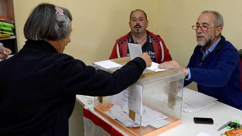 Los 56 vecinos de Castrillo Matajud�os con derecho a voto dicidieron en una urna paralela a la de las elecciones europeas que cambiaban el nombre de la localidad