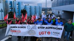Los vigilantes de seguridad se manifestaron alrededor del Hospital Universitario de A Coru�a.