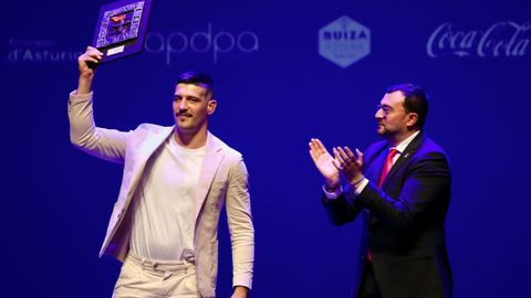 El presidente del Principado de Asturias, Adrin Barbn (d), entrega el premio al Mejor Deportista Asturiano de 2024 al peleador Joel lvarez durante la celebracin de la 40 Gala del Deporte Asturiano que se celebra este martes en el Auditorio del Centro Niemeyer de Avils