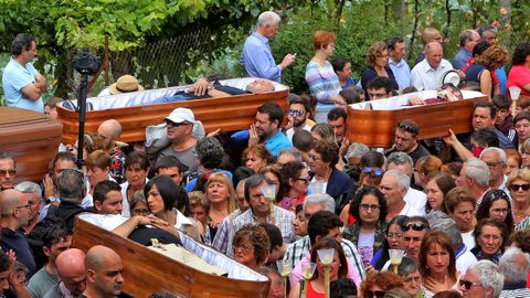 El campo de la iglesia qued� atestado de miles de curiosos y feligreses