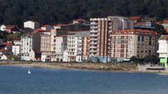 Fachada mar�tima de Ribeira desde la playa de Coroso. Todas las viviendas tienen vistas al mar.