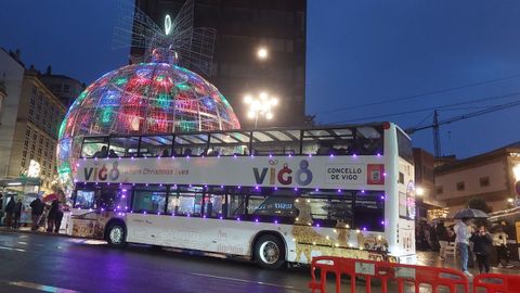 El autob�s de Nadal tiene dos plantas cubiertas y supone una buena alternativa para conocer las luces de Vigo sin mojarse para este puente