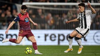 Riki dando un pase ante la presi�n de �lex Calatrava durante el Castell�n-Deportivo