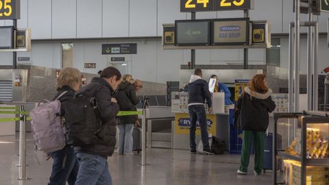 Pasajeros en el aeropuerto de Santiago en una imagen de hace una semana.