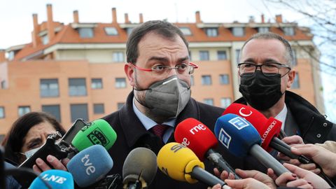 El presidente del Principado de Asturias, Adri�n Barb�n, atiende a los medios de comunicaci�n