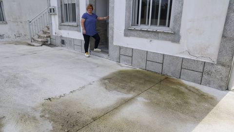 Una familia de Neda contrató una reforma del patio, que quedó peor de lo que estaba
