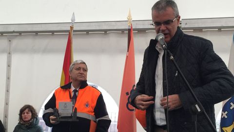 Jornada de convivencia de agrupaciones de Protecc��n Civil en Allariz.Los voluntarios veteranos recibieron homenajes. Santiago Villanueva, director xeral de Emerxencias, agradeci� el trabajo de todos y, en particular, de Juan M�guez.