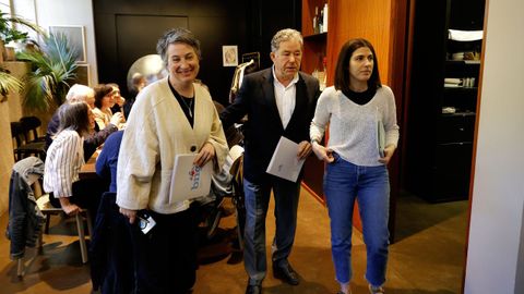 Fernández Lores, entre Eva Vilaverde y Sabela Bará, este viernes antes del desayuno informativo en Pontevedra con motivo del balance del ecuador del mandato