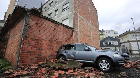 La pared medianera de una terraza de la r�a Calvo Sotelo de Monrte cay� sobre los veh�culos expuestos por un concesionario en la finca colindante