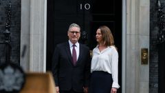 Keith Starmer y su mujer despu�s de la rueda de prensa en Downing Street en la que comunic� su renuncia