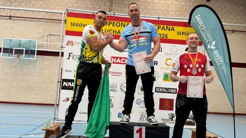 El ourolense, en lo m&aacute;s alto del podio m&aacute;ster con el brazo derecho, junto al andaluz Mihail Flor&iacute;n y el madrile&ntilde;o David P&eacute;rez.