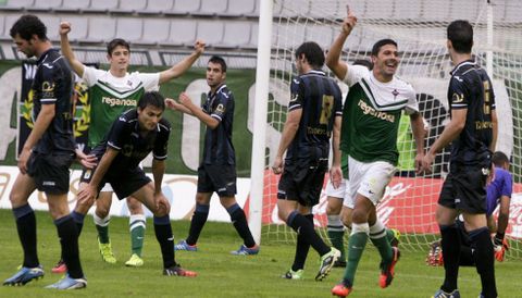 Forte celebra el tanto conseguido en la primera vuelta en el triunfo del Racing por 4-1 ante el Real Oviedo. 