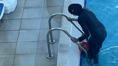 Una mujer vestida con un burkini sale de una piscina p�blica.