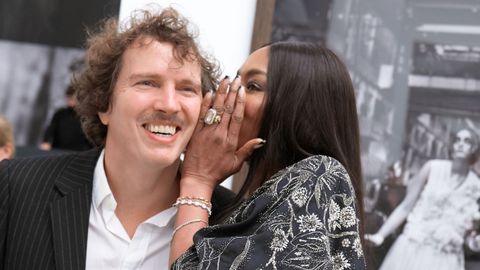 Naomi Campbell conversa con Benjamin Lindbergh, el hijo del fotgrafo al que rinde homenaje la exposicin