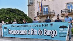 Los mariscadores protestaron ante la sede de la Delegaci�n del Gobierno