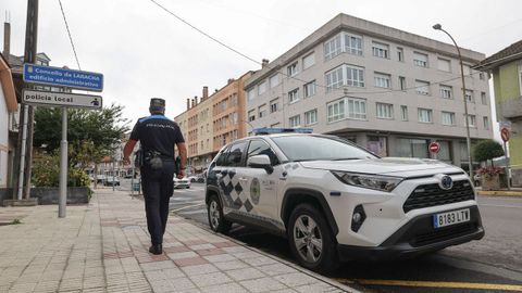 Un agente de la Policía Local de A Laracha trabajando en la mañana de ayer.