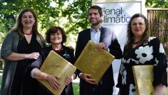 El ministro de Cultura, Ernest Urtasun (2d) con las tres pandereteras que intervienen en la inauguraci�n de la I Bienal Clim�tica