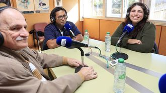 Carlos Alberto Herrero L�pez, a la izquierda, en el estudio de Radio Voz con su hija, Carlenys, y su yerno, Juan Carlos 