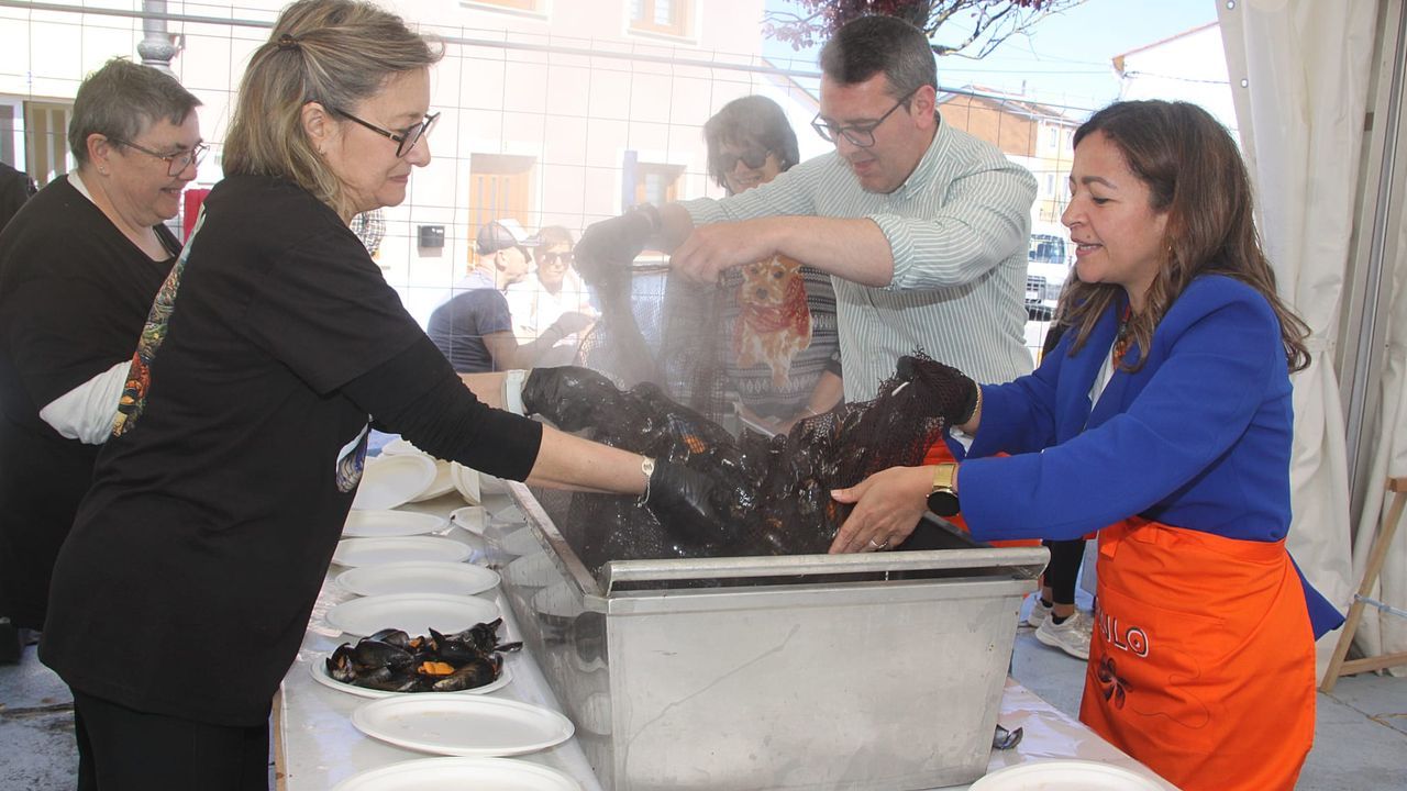 La conselleira de Mar destaca en Rinlo el valor del mejillón «como motor económico e turístico» de Galicia