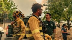 Bomberos trabajan para extinguir las llamas de los incendios de �vila