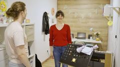 Marta, con uno de sus alumnos de canto en Repenica