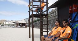 Los vigilantes no dejan de atender las necesidades de los ba�istas y de observar la orilla por si alg�n usuario precisa asistencia. 