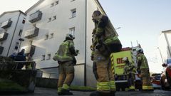 Bomberos de A Corua frente al edificio donde ha fallecido una mujer este lunes en el barrio de Palavea. 