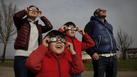 Imagen de archivo de una familia portando gafas homologadas en Noia