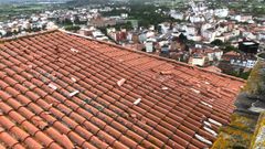 El tejado de la iglesia de San Vicente do Pino tras el vendaval de mayo del 2020, que caus� da�os que a�n no se repararon