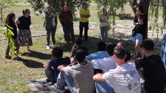 Varios alumnos prestan atenci�n � solta de aves no CEM Monteledo.
