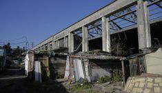 <span lang= es-es >El edificio en ruinas, el pasado febrero</span>. Chabolas de madera adosadas a la nave de la conservera hace seis meses. A principios de junio todav�a estaban all�. 